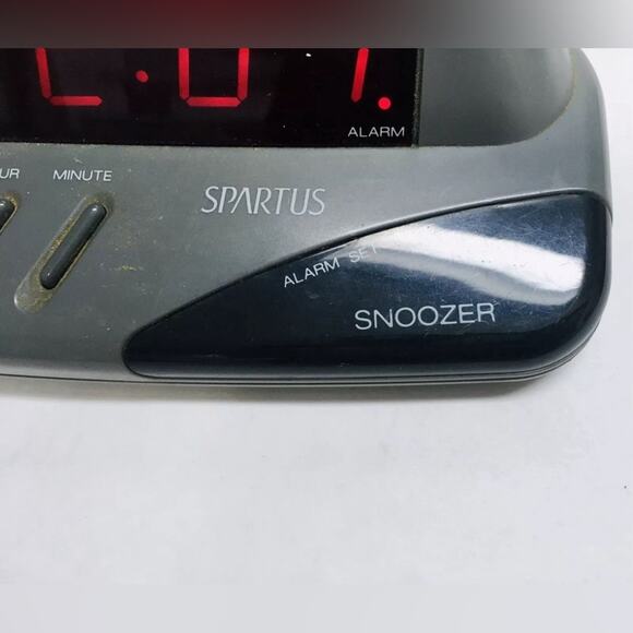 VINTAGE SPARTUS SNOOZER ALARM CLOCK - Picture 3 of 8